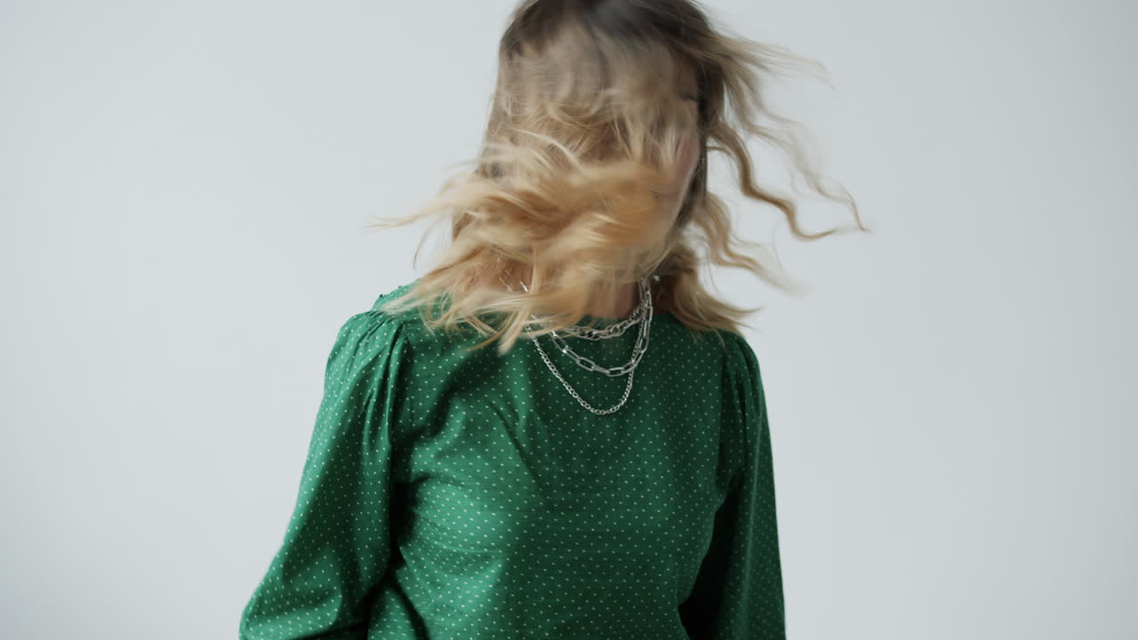 분노와 좌절감을 표현하는 여성