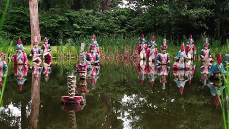 Statuen-Der-Armee-Von-Napoleon-Bonaparte,-Die-Tiefes-Wasser-Im-Freizeitpark-überqueren