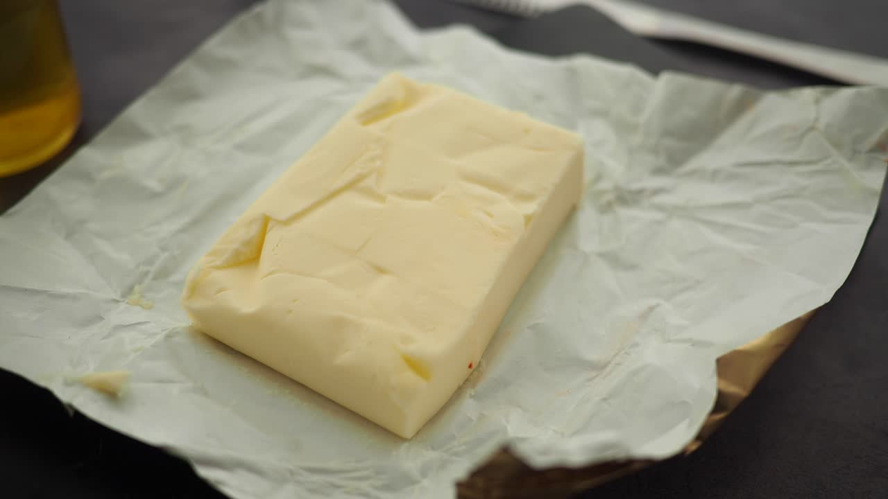 Blok boter op bakpapier