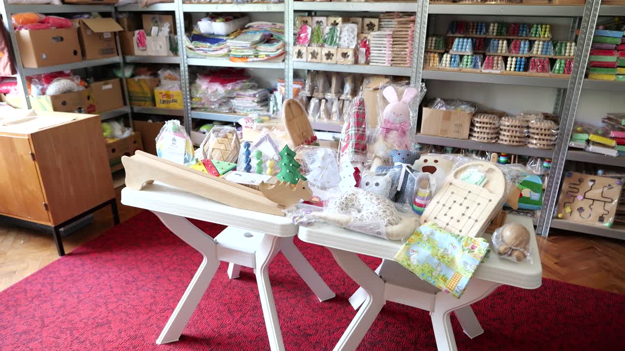 손으로 만든 장난감, 작은 게임 공장에서 테이블에 퍼즐, 포장, 배송 준비