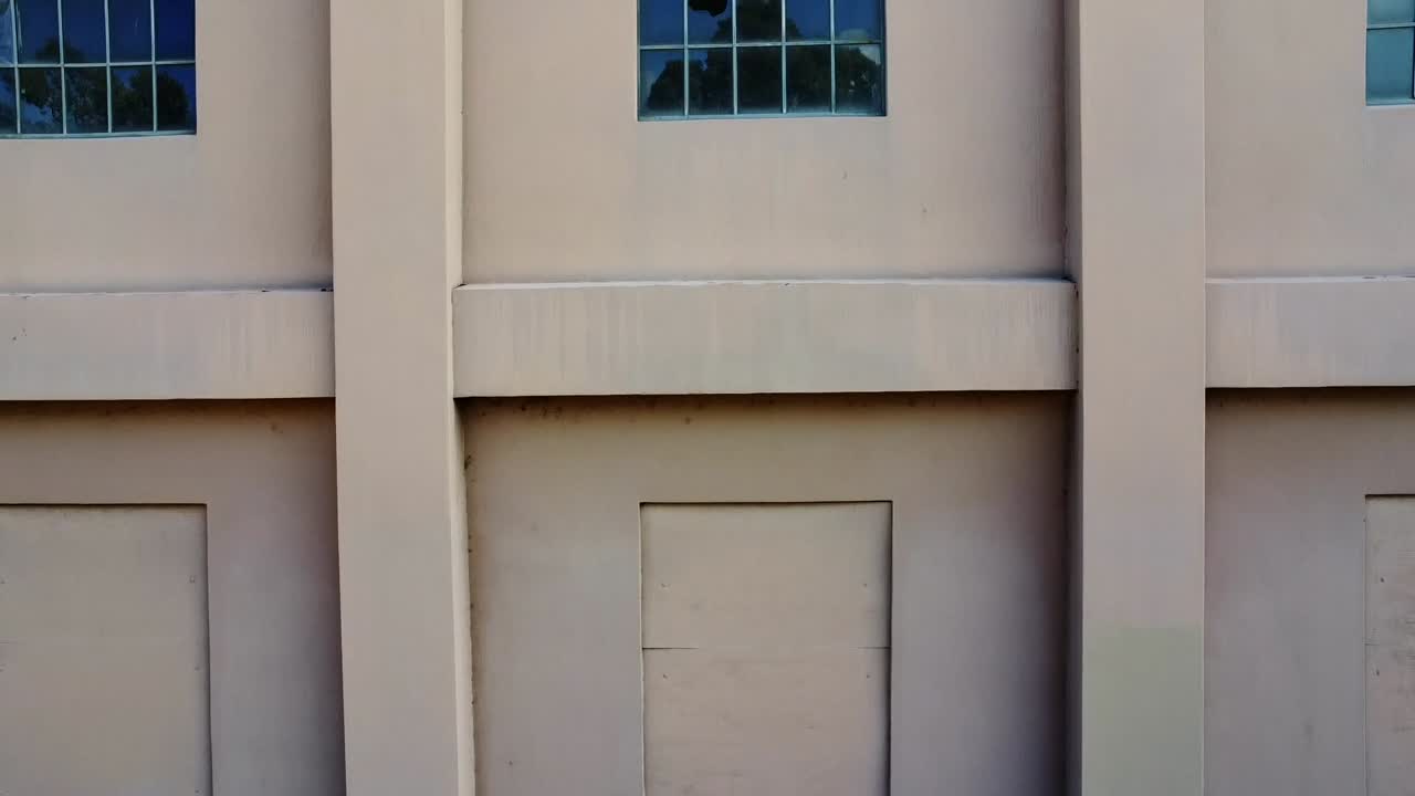 panorama de la fábrica de almacén de la central eléctrica art deco abandonada, en desuso y en ruinas en el este de perth con vista al horizonte de perth