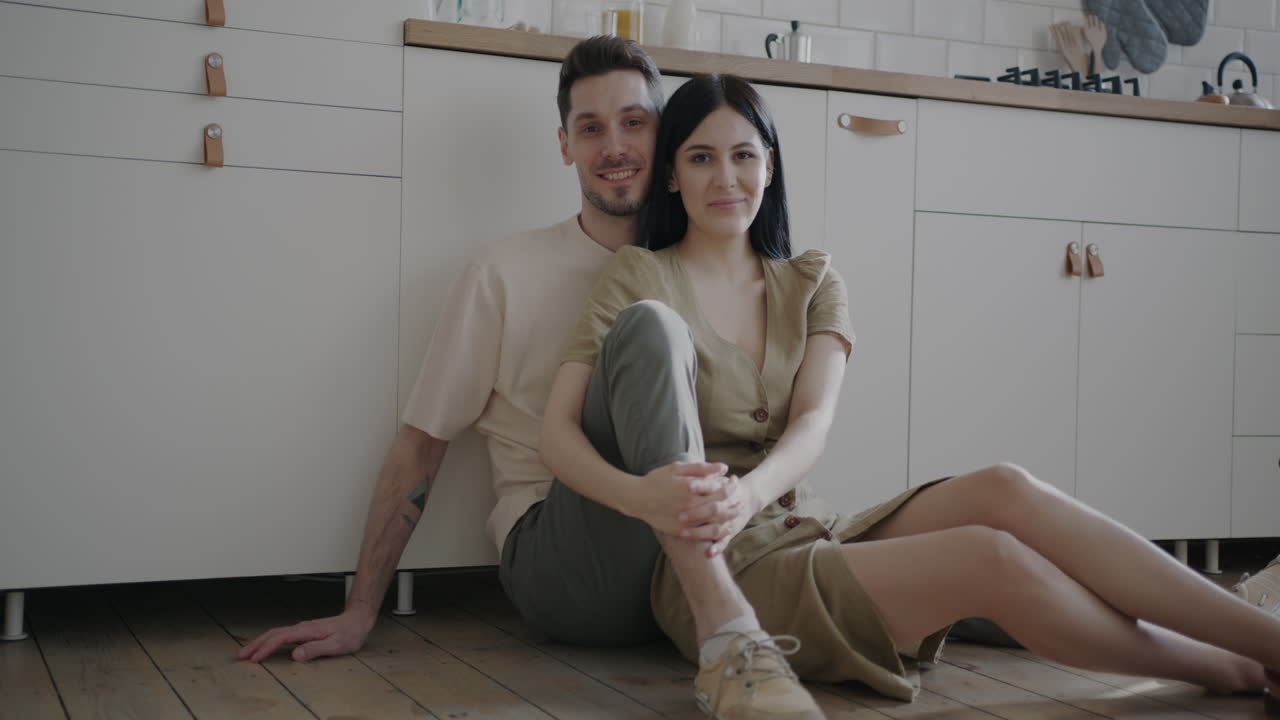 Coppia seduta in una cucina moderna