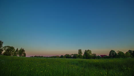 Zeitraffer-Von-Morgens-Bis-Abends-über-Grünes-Feld-Mit-Aufgehender-Und-Untergehender-Sonne-Mit-Rollenden-Wolken