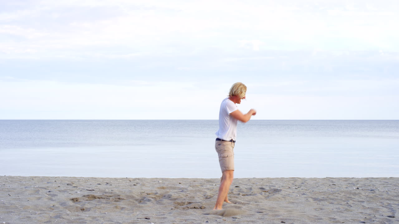 그의 움직임을  ⁇ 아가고 있습니다.