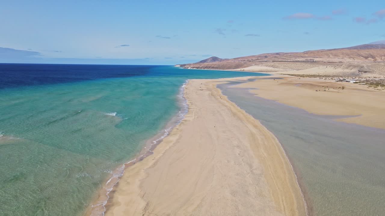 volando sobre el océano y la playa de arena con un dron