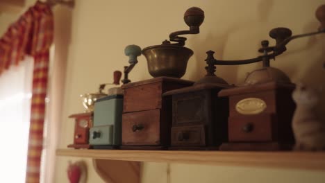 varias cajas de madera vintage mantenidas en una mesa en una casa