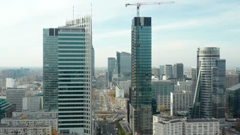 rascacielos en construcción drone aéreo varsovia, polonia