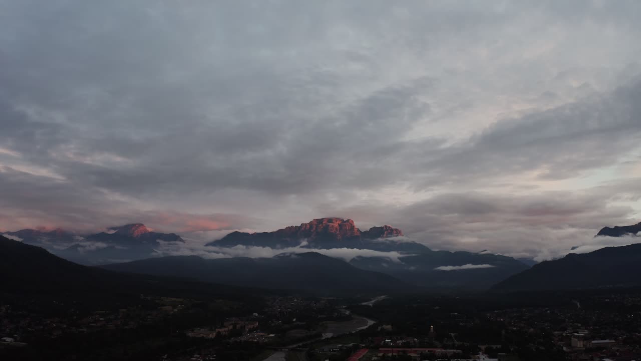 산 계곡 위의 해가 뜨는 것