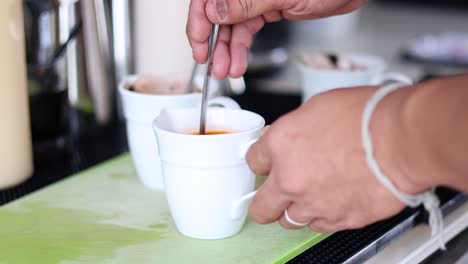 verter y agitar la crema en el café