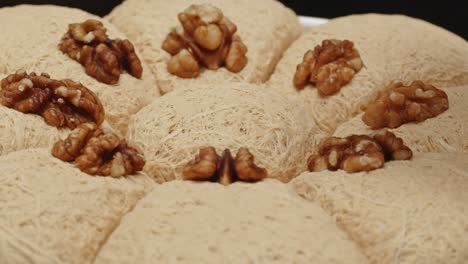 dulce postre turco bloque de halva con nueces, primer plano