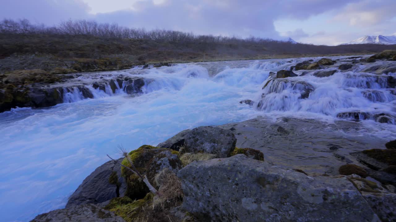 impresionante toma de agua flotante en el borde de la cascada rodeada de rocas en la naturaleza
