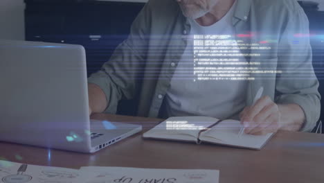 animación del procesamiento de datos sobre un hombre de negocios caucásico que usa una computadora portátil