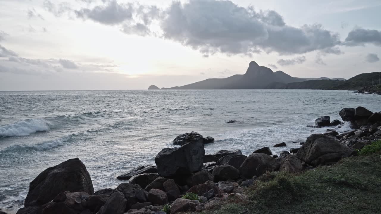 Inquadratura suggestiva della spiaggia di Bãi Nhát sull'isola di Con Dao in Vietnam durante il tramonto o l'alba