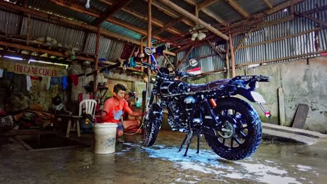 Zeitraffer-Eines-Jungen-Mannes,-Der-Sein-Motorrad-Von-Hand-Wäscht