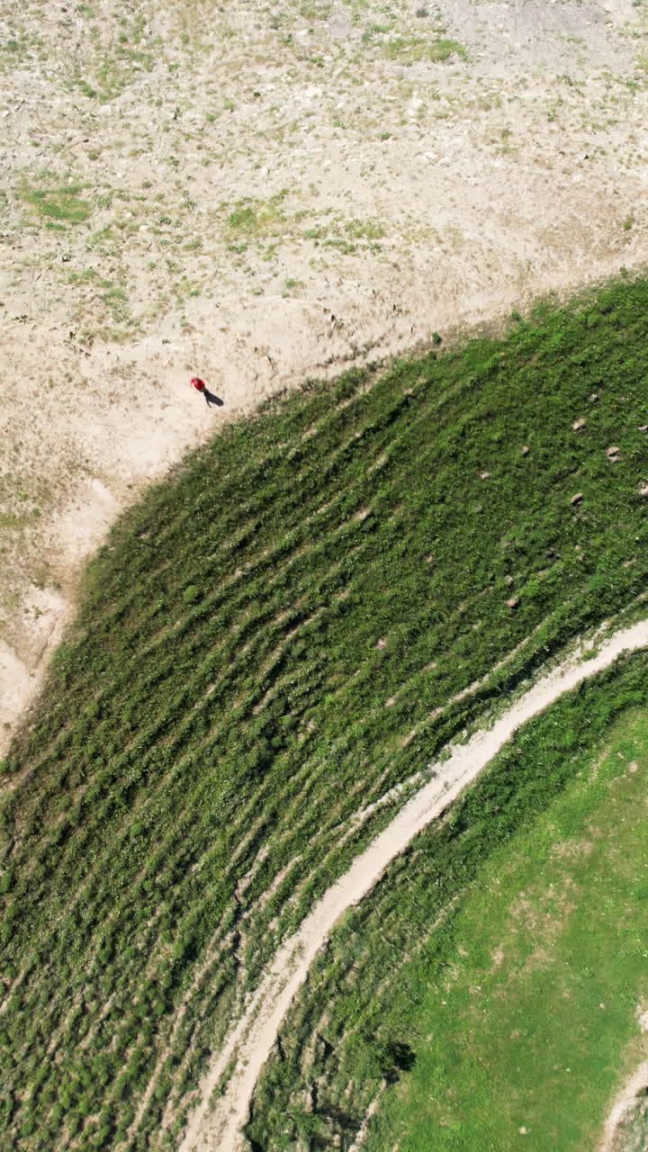 vista aérea de un paisaje rural con caminos de tierra y campos
