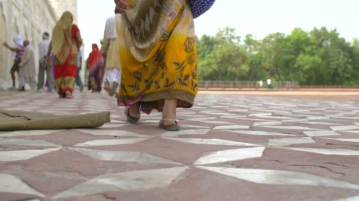 Plan rapproché des pieds d’une femme indienne qui marche