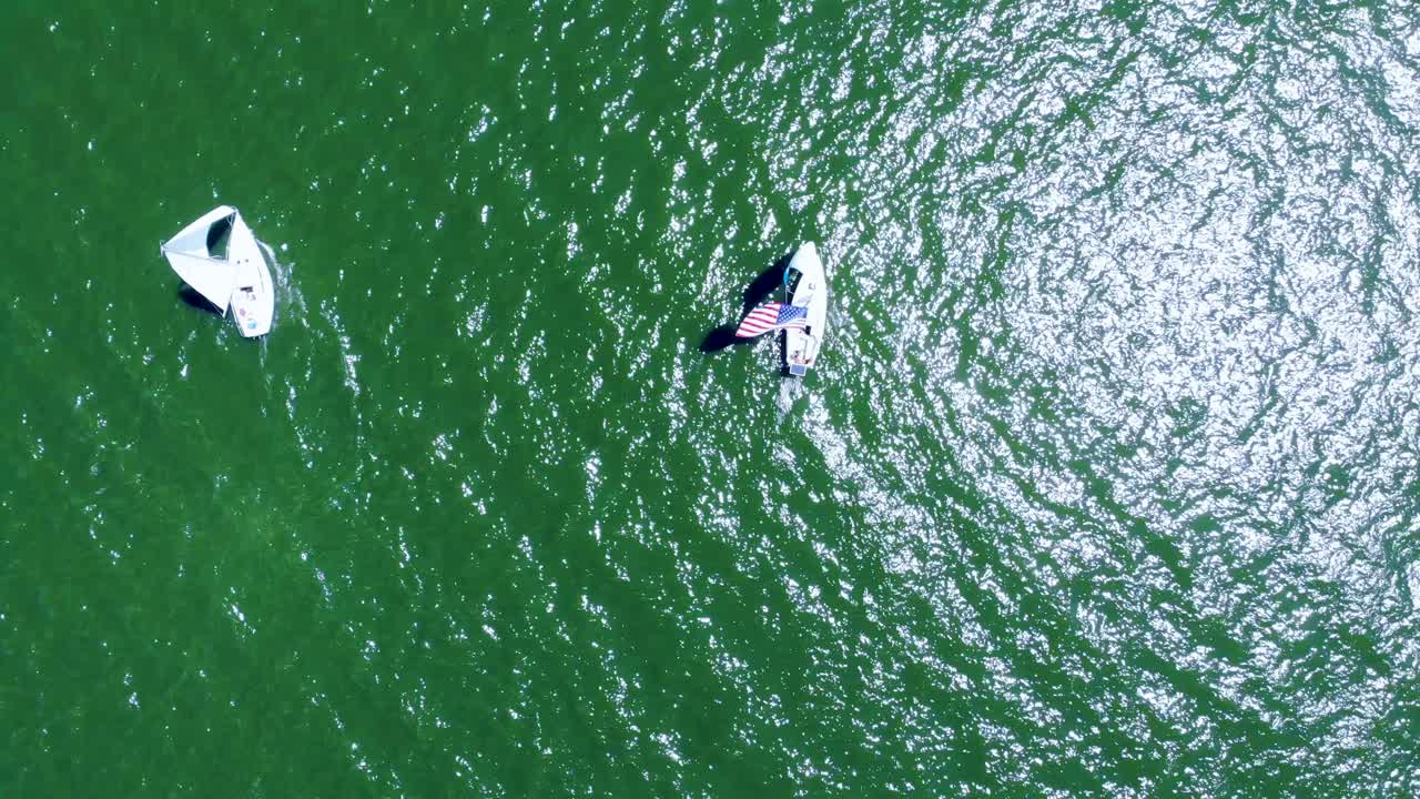 미국 펜실베이니아주 월렌포팩 호수에서 미국 국기가 달린 범선의 공중 하향식 수직 전망