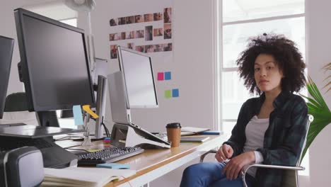 Mujer-De-Raza-Mixta-Trabajando-En-Una-Oficina-Creativa.