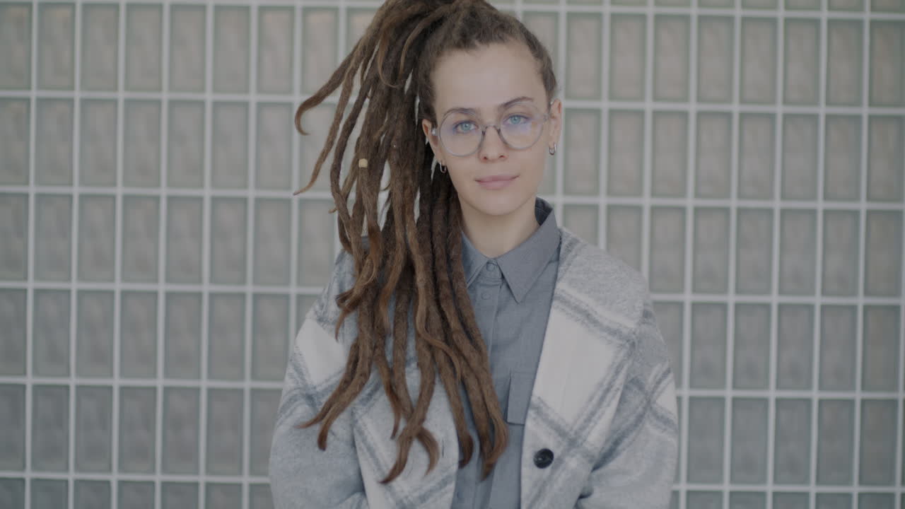Giovane donna con dreadlock e occhiali