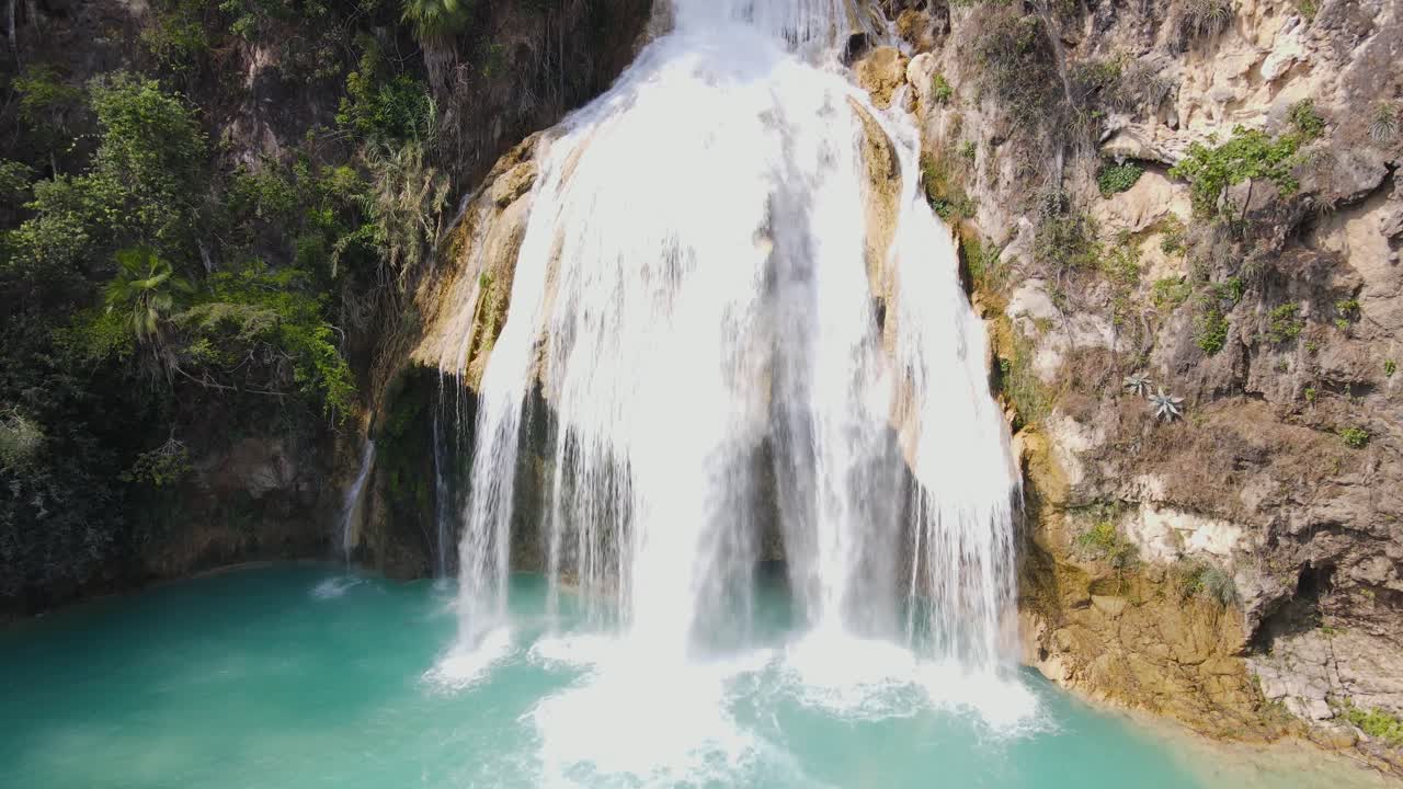 antena: impresionante cascada en el este de chiapas, méxico, paisaje tropical, vista 4k