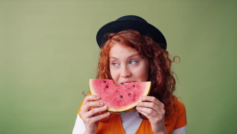 mujer comiendo sandía