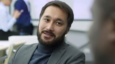 empresario asiático hablando con su socio comercial