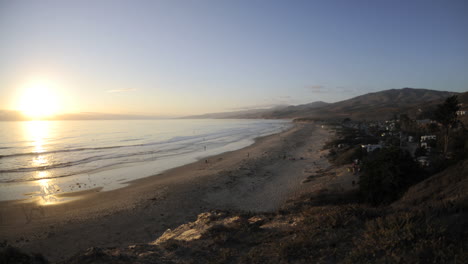 Lapso-De-Tiempo-De-La-Atardecer-En-El-Océano-Pacífico-Sobre-El-Campamento-De-Playa-Jalama-En-El-Condado-De-Santa-Bárbara,-California