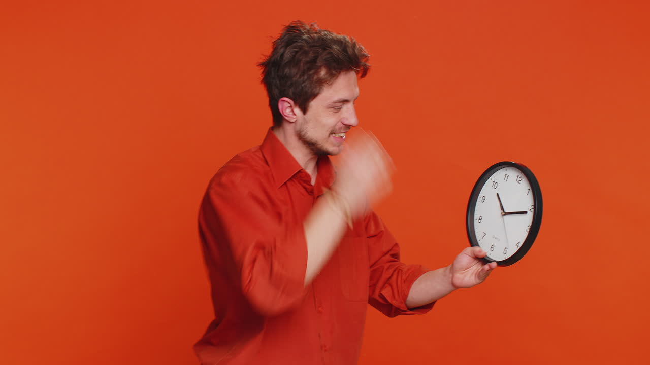 hombre caucásico con ansiedad comprobando el tiempo en el reloj llegando tarde al trabajo estando atrasado en la fecha límite