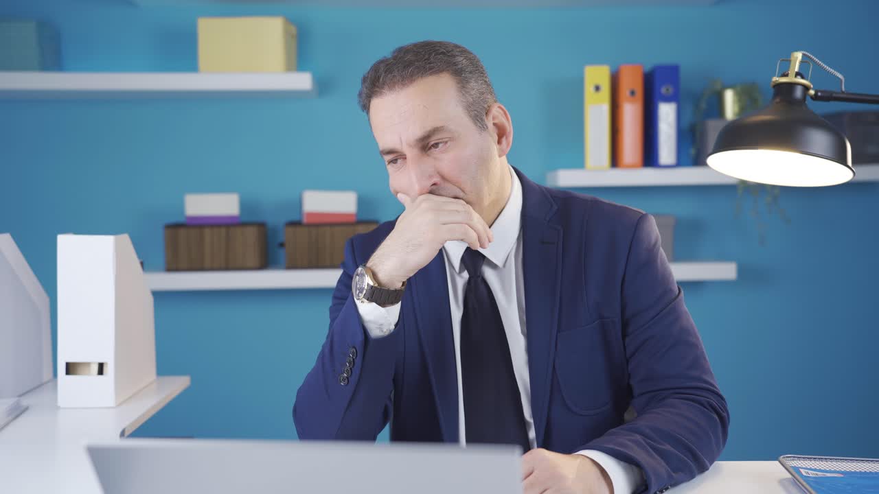사무실에서 사려 깊고 우울한 사업가입니다.