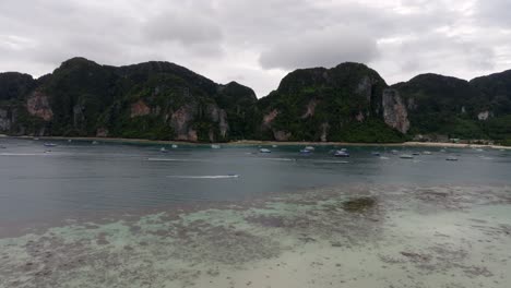 Imágenes-De-Drones-De-Las-Islas-Phiphi-En-Tailandia-Imágenes-De-Increíbles-Paisajes-Tailandeses-Naturaleza-Increíble-Con-Rocas,-Playas,-Colinas,-Océanos-Y-Barcos-Increíbles