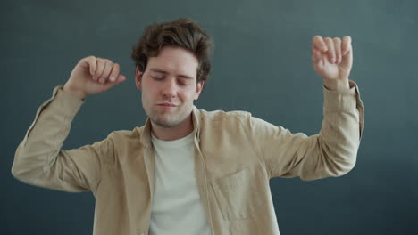 el hombre bailando.