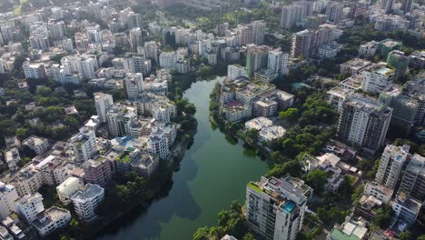 Wunderschönes-Wohngebiet-Mit-Seeblick-Aus-Der-Luft-Von-Banani-Dhaka