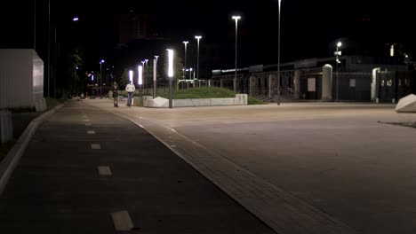paseo de la ciudad nocturna