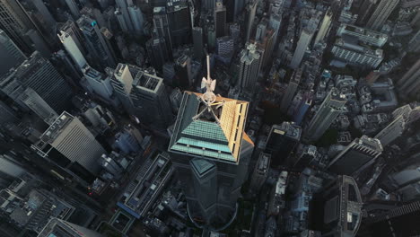 toma aérea a vista de pájaro del edificio central en el centro de hong kong