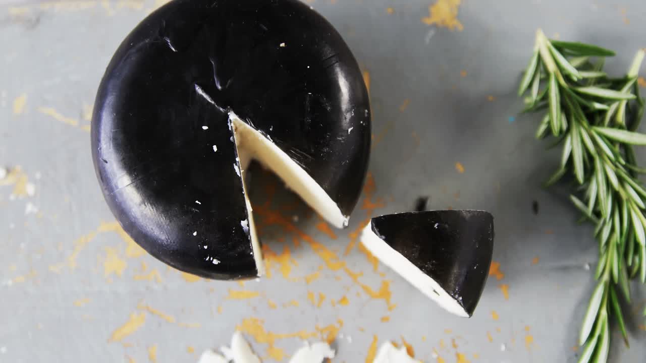 트레이 에  ⁇ 어 놓은 치즈