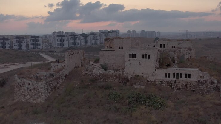 Edificio storico in rovina con città moderna sullo sfondo
