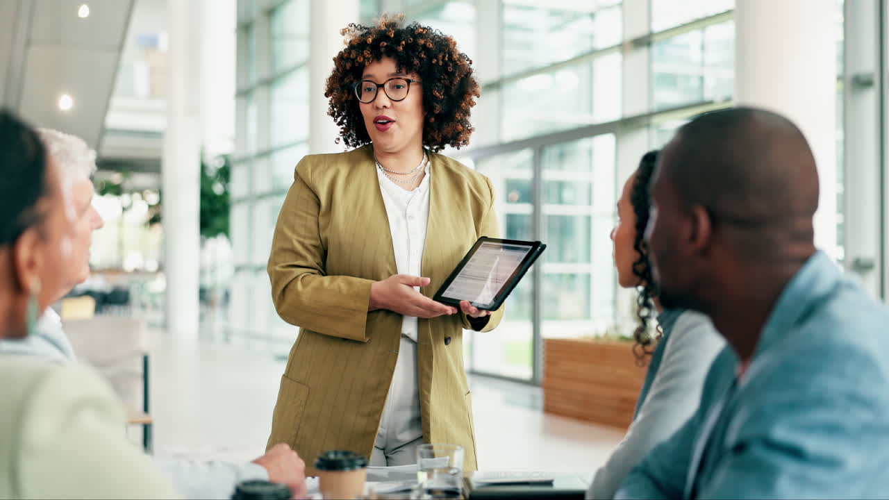 mujer de negocios, tableta y pantalla de presentación