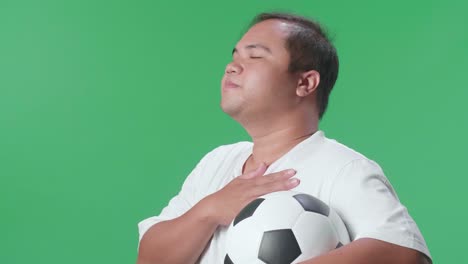 hombre sosteniendo una pelota de fútbol - pantalla verde