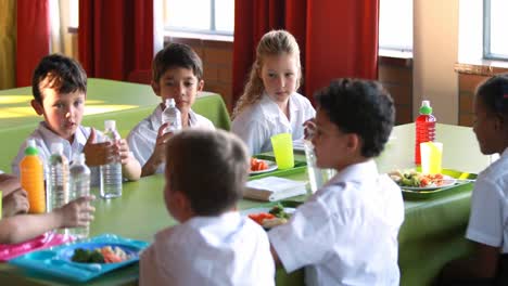 Niños-Comiendo-En-La-Cafetería