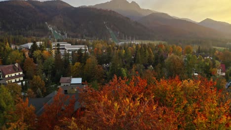 Flug-über-Die-Stadt-Zakopane-Im-Herbst-In-Polen---Drohnenschuss