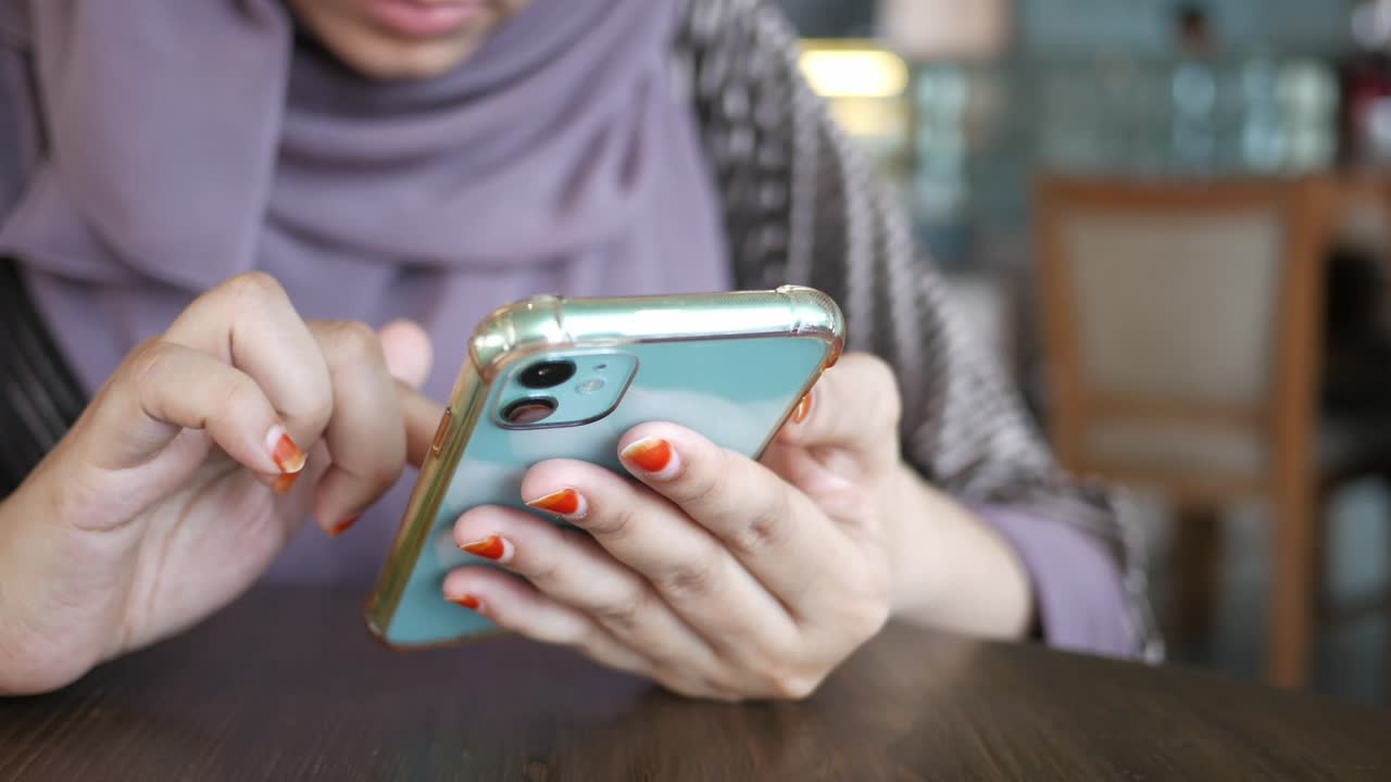 카페에서 스마트폰을 사용하는 여성