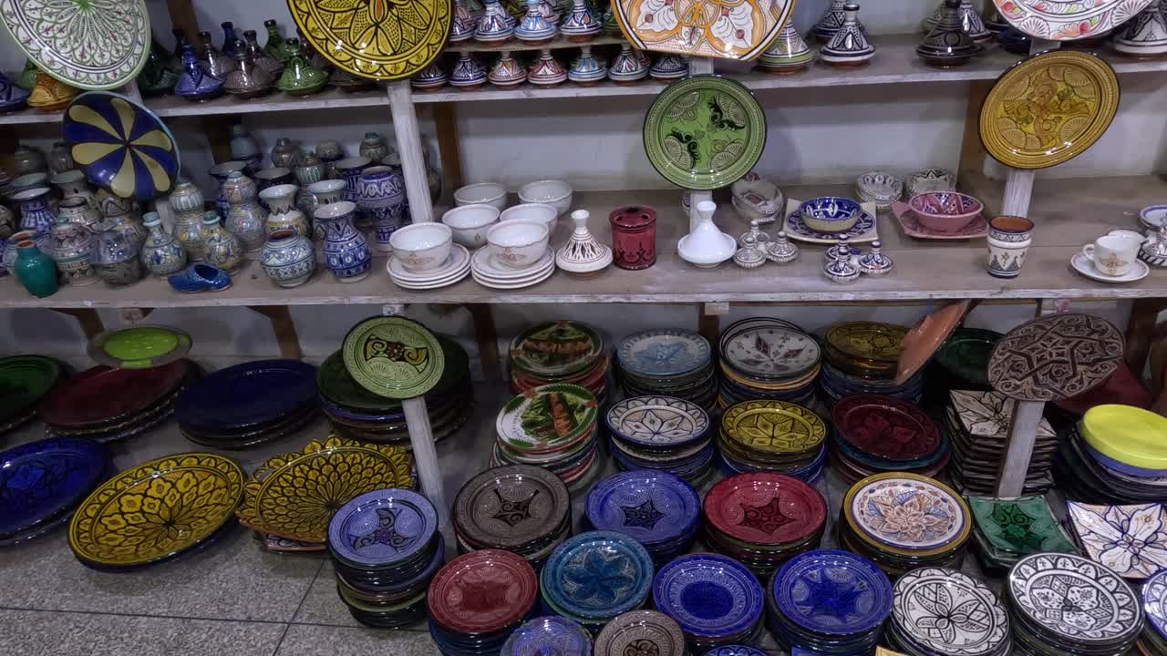 un espectro de colores en las tiendas artesanales marroquíes, que muestran cerámica tradicional