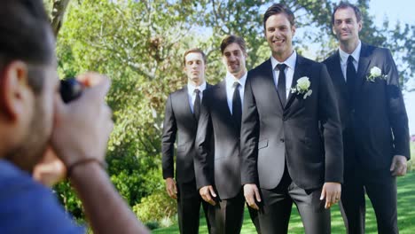 fotógrafo tomando una foto del novio y los padrinos 4k 4k