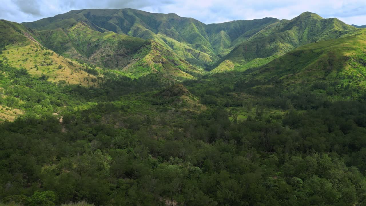 ángulo por encima de la bahía de anawangin, san antonio, zambales, filipinas. lugar de senderismo