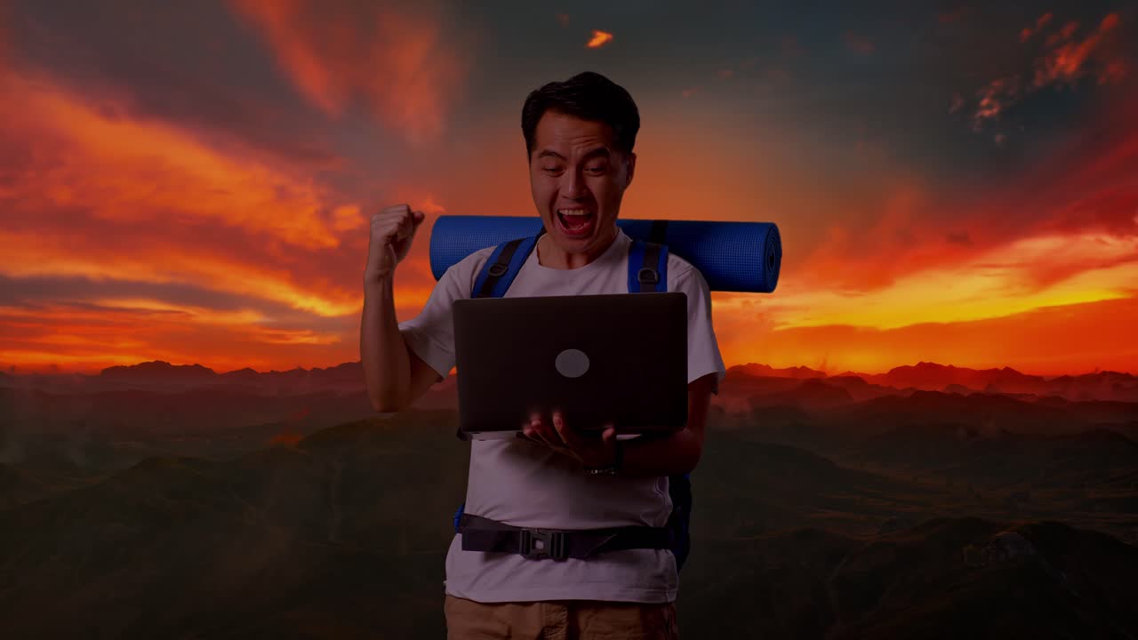 해가 지면 노트북을 가진 행복한 여행자