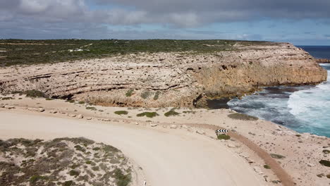 Un-Camino-Polvoriento-Que-Serpentea-Junto-A-Los-Acantilados-A-Lo-Largo-De-La-Costa