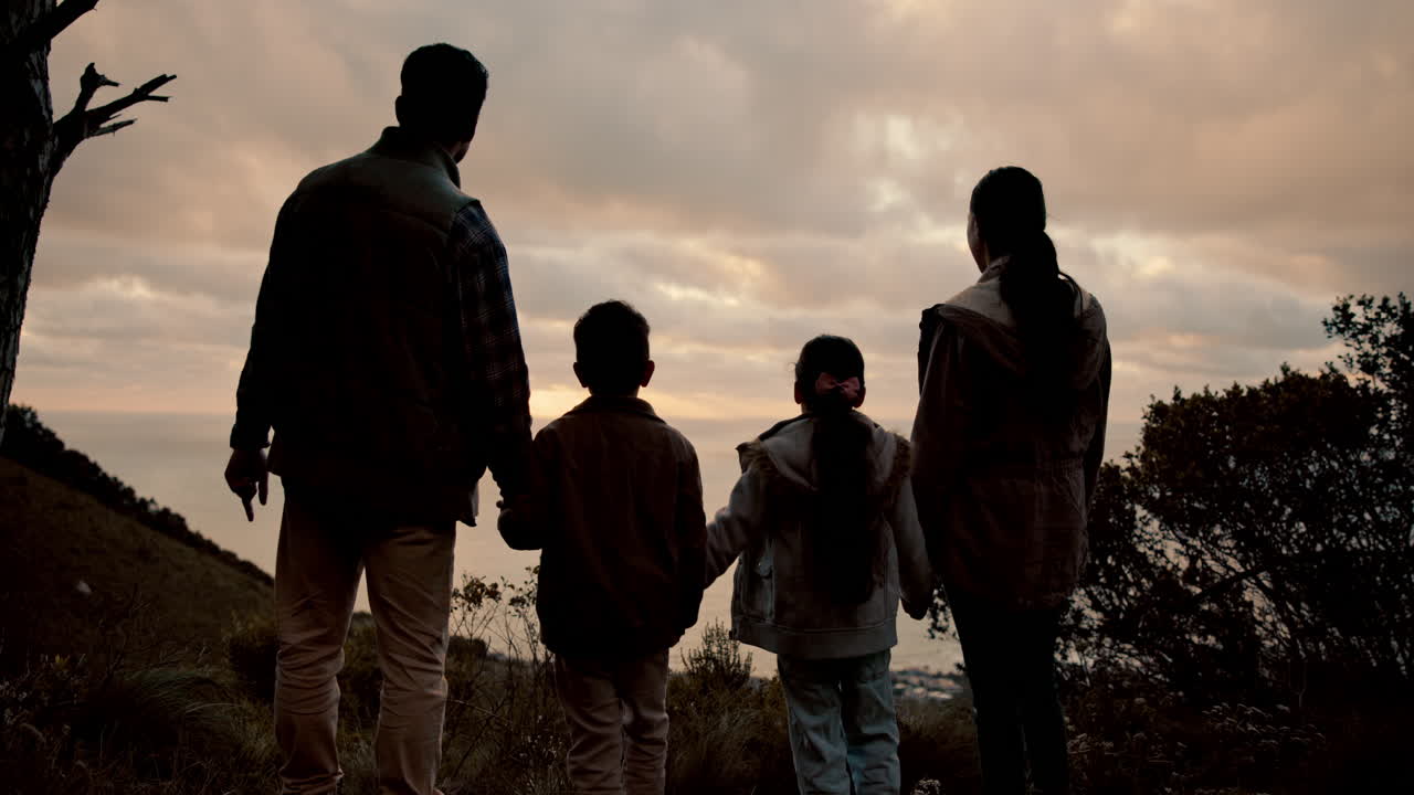familia, al aire libre y aventura con la espalda