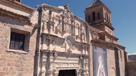 imagen aérea de una torre y una fachada de una iglesia