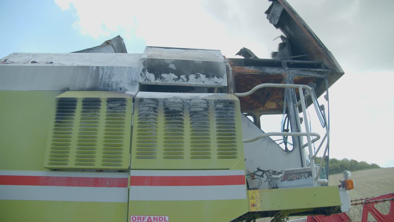 화창한 날 농장에서 수확 트랙터의 잔해