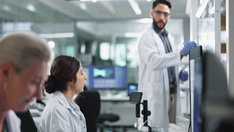 científicos trabajando en un laboratorio
